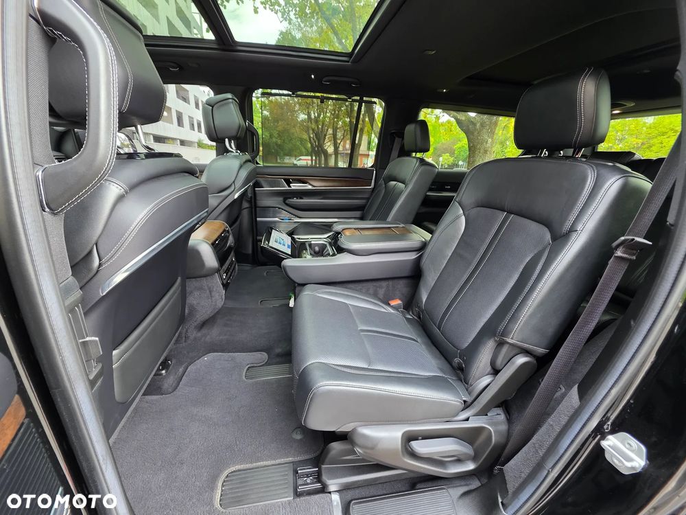 Jeep Grand Wagoneer - 26