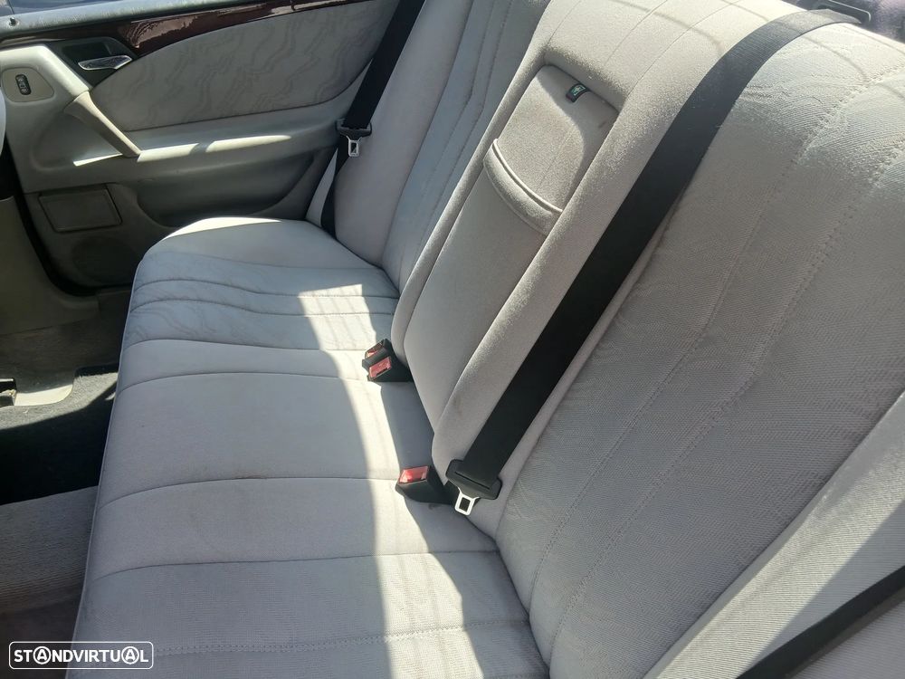 Mercedes-Benz E 220 D Classic - 8