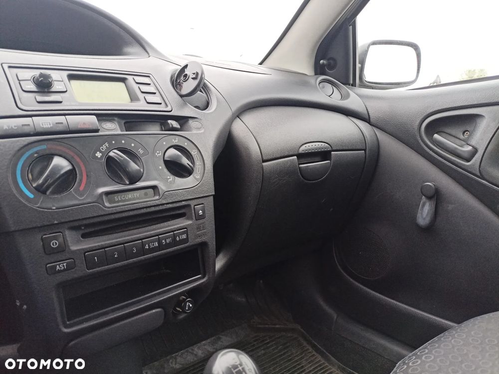 Toyota Yaris - 12