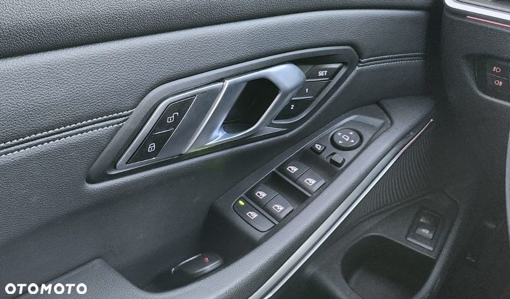 BMW Seria 3 320d xDrive mHEV - 14