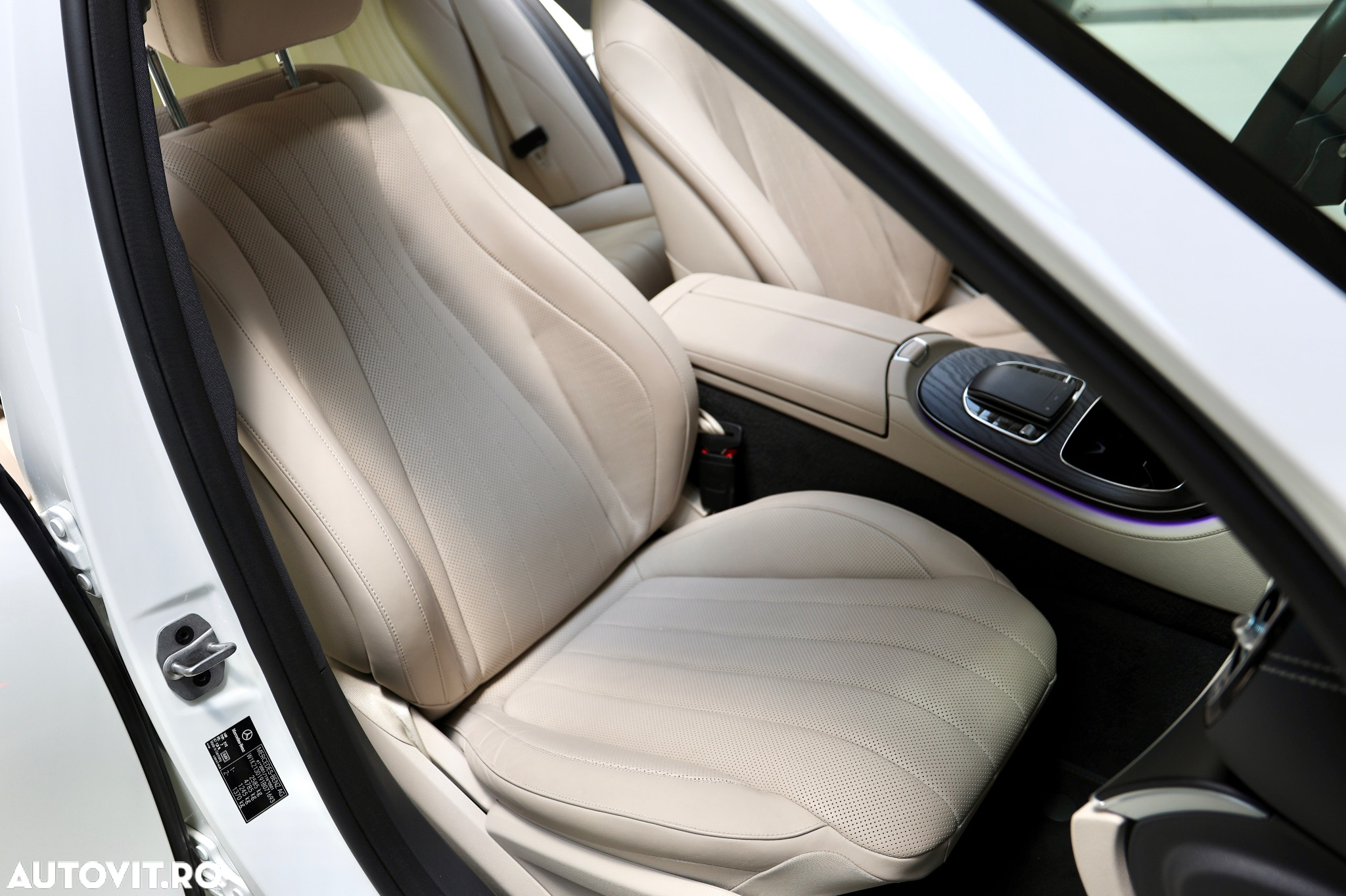 Mercedes-Benz E 300 d 4Matic 9G-TRONIC Exclusive - 18
