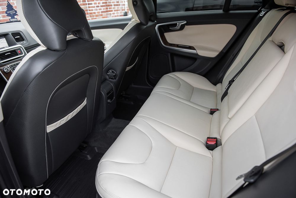 Volvo V60 D3 Summum - 28