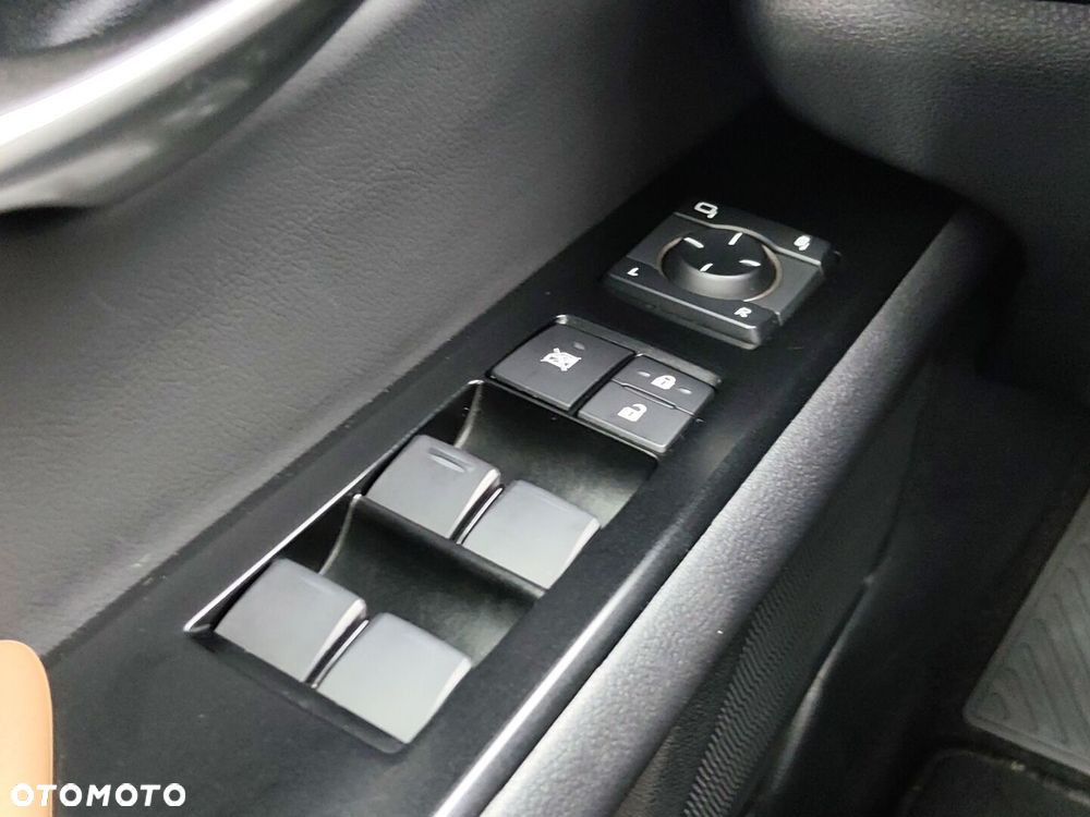 Lexus UX - 30