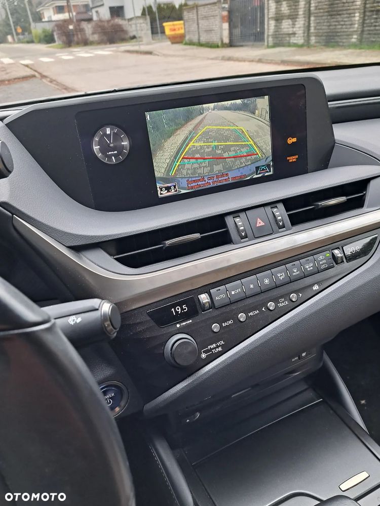 Lexus ES 300h Business Edition - 9