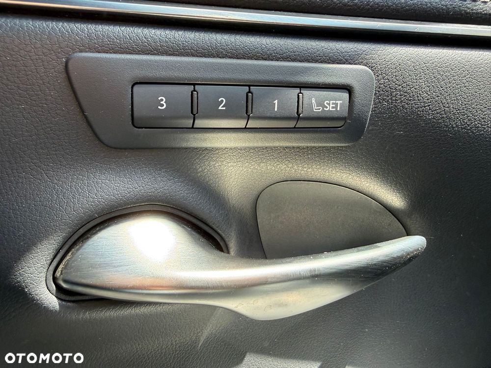 Lexus ES 300h F Sport - 22