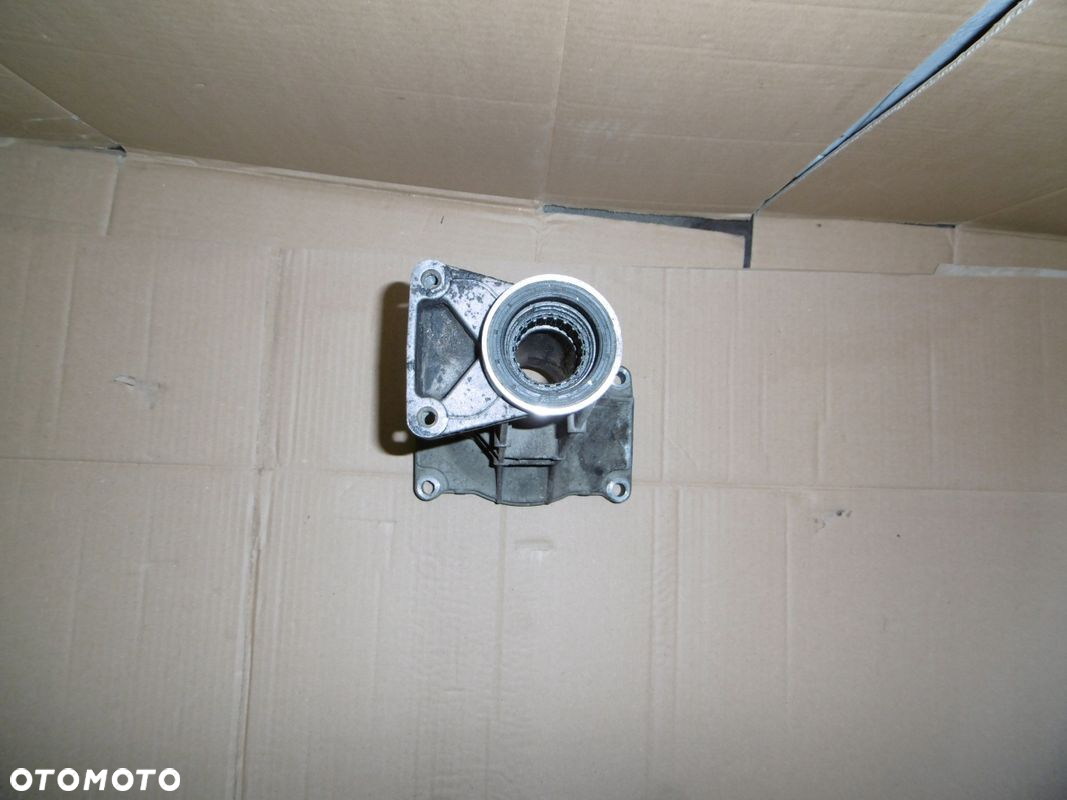T4 TRANSPORTER 1.9TD OBUDOWA PÓŁOSI SKRZYNI BIEGÓW - 3