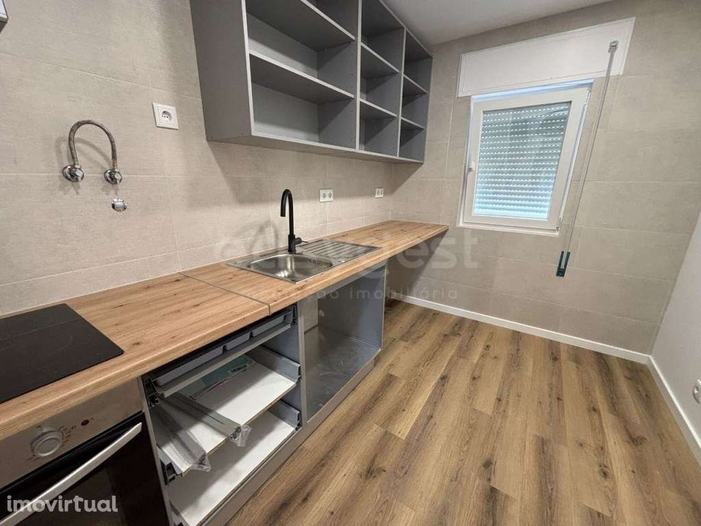 Apartamento T2 com 2 Varandas e Lugar de Parqueamento Coberto - Grande imagem: 3/14
