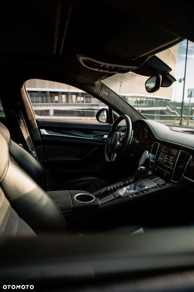 Porsche Panamera - 4