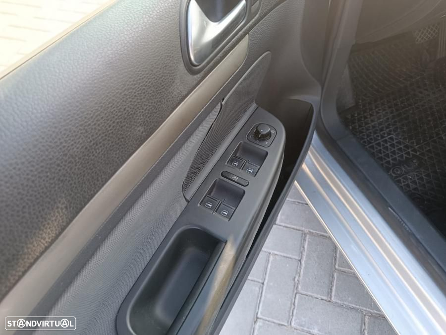 VW Golf 2.0 TDi Confortline DSG - 6