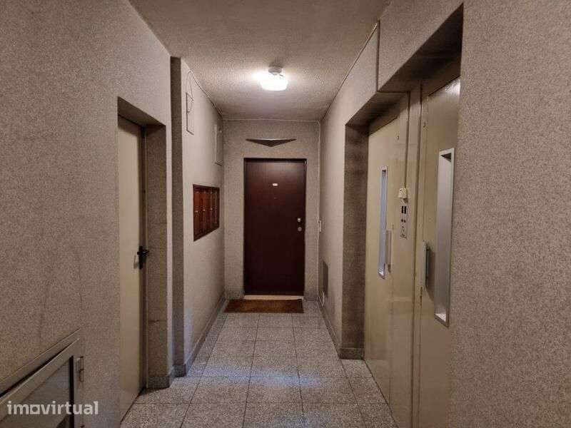 Apartamento T2 com Garagem e Vistas Desafogadas – Vilar do Paraíso - Grande imagem: 3/15