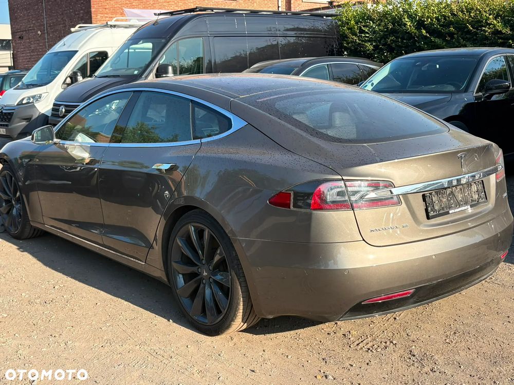 Tesla Model S - 3