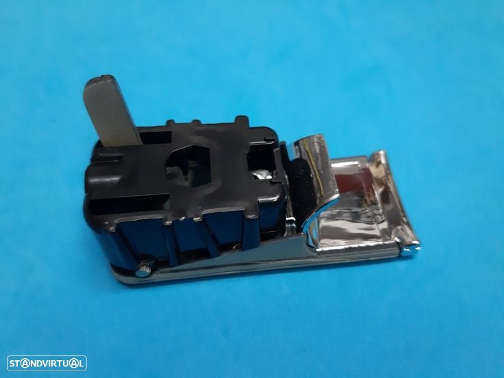 Fecho puxador  porta luvas Audi A4 B6 e B7 de 2000 a 2008  NOVO - 3