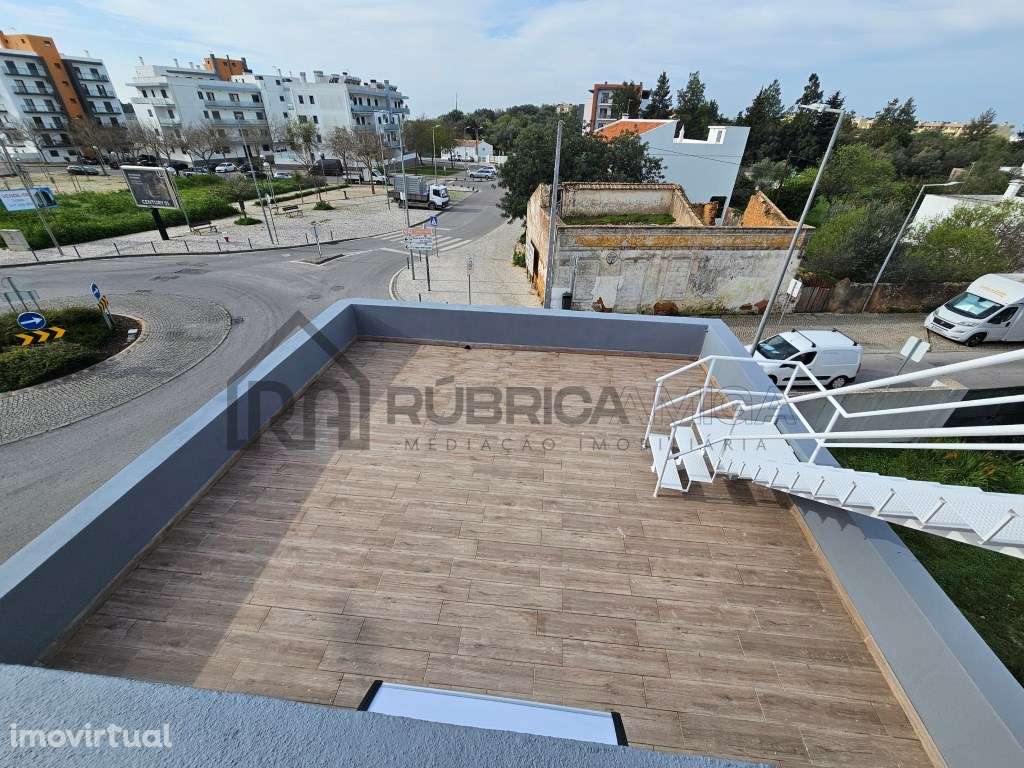 Moradia dúplex recuperada com garagem em Loulé - Grande imagem: 2/24