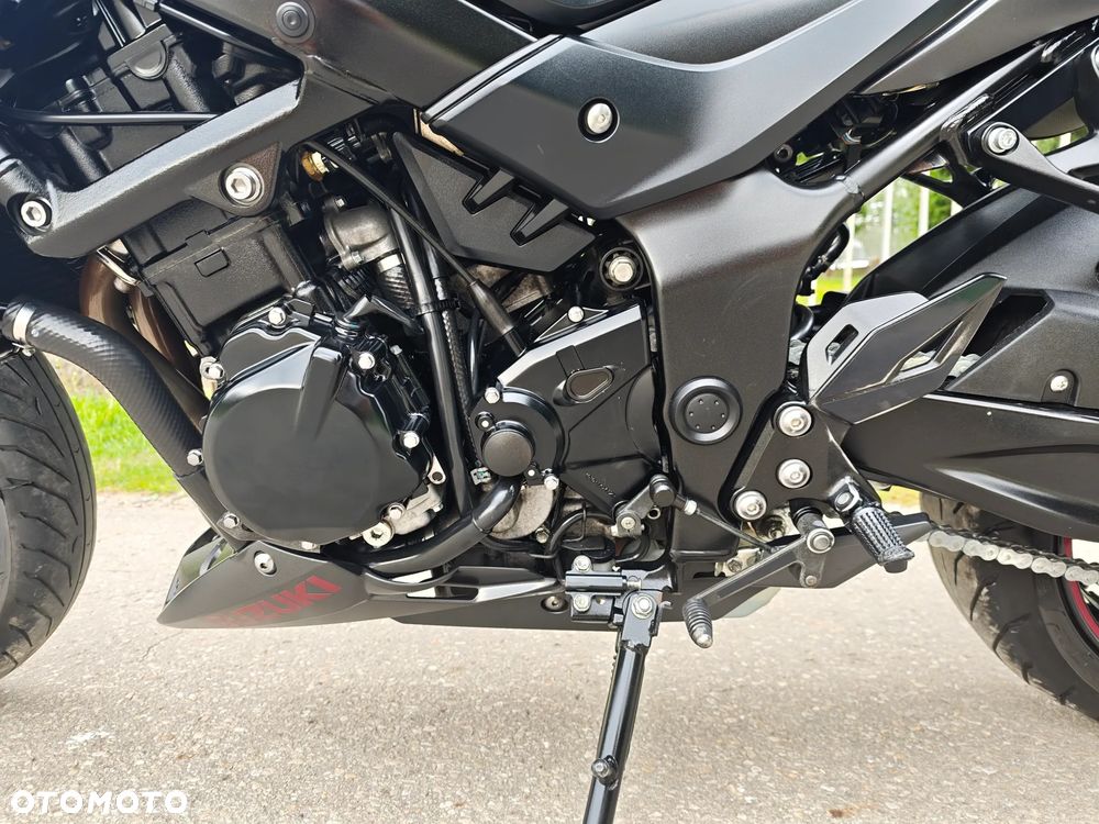 Suzuki GSX - 13