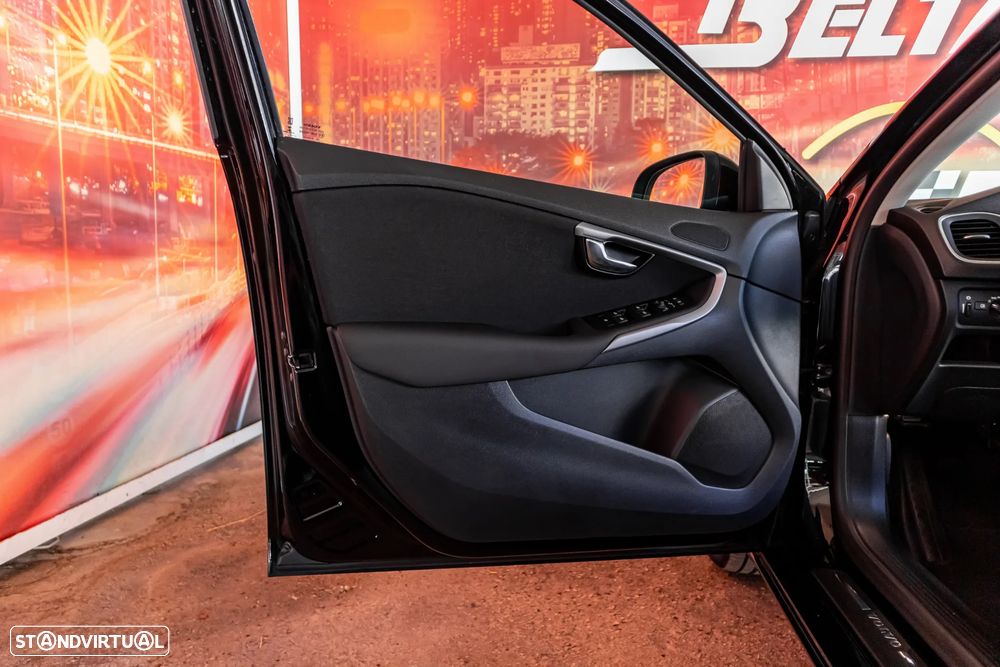 Volvo V40 2.0 D3 Momentum Geartronic — fotografia 11
