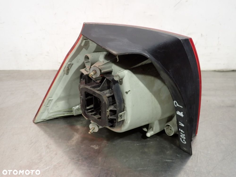 LAMPA PRAWA TYLNA VOLKSWAGEN GOLF V - 5