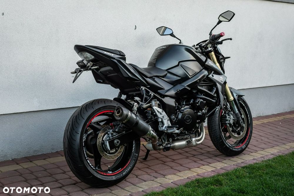 Suzuki GSR - 4