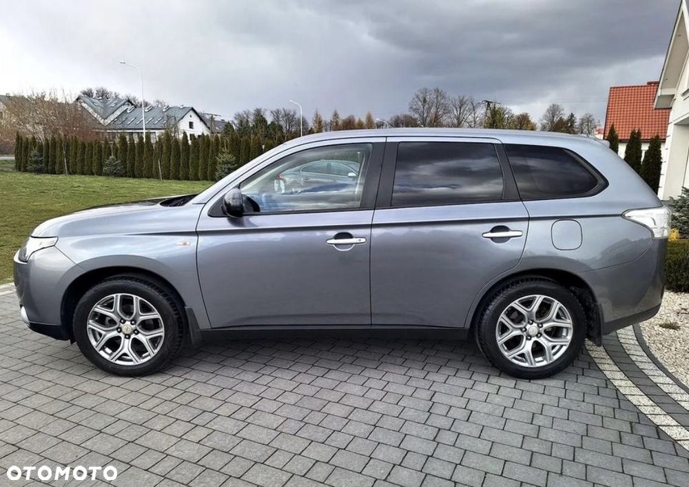 Mitsubishi Outlander 2.0 Invite + 2WD - 2