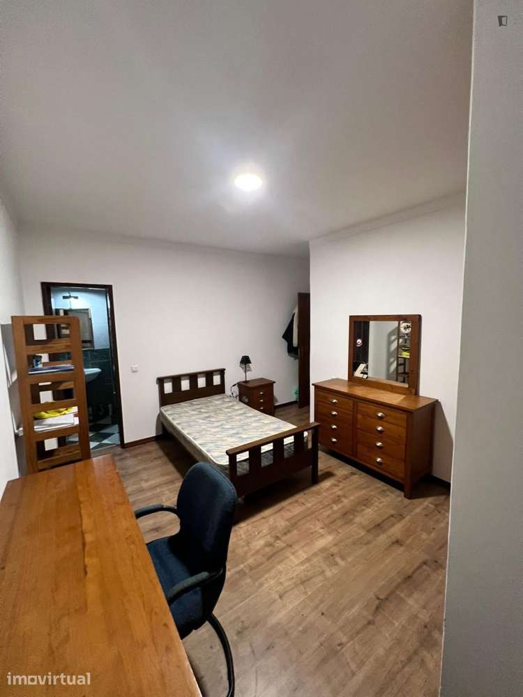 Quarto - localizado em Montes Claros Coimbra - Grande imagem: 2/8