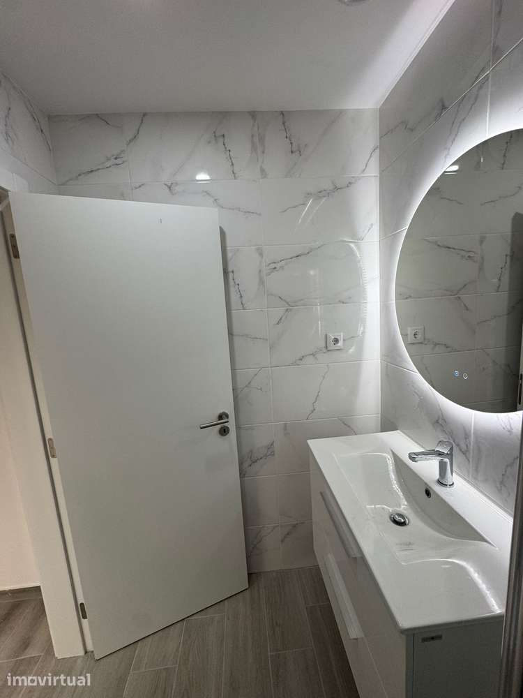 Moradia T2 Totalmente Remodelada com Garagem | Vila Nova da Rainha - Grande imagem: 4/12