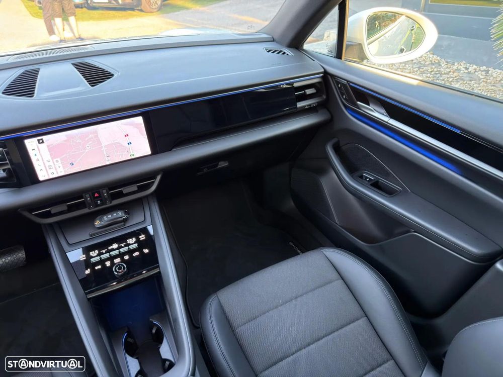 Porsche Macan Electric 4 - 35