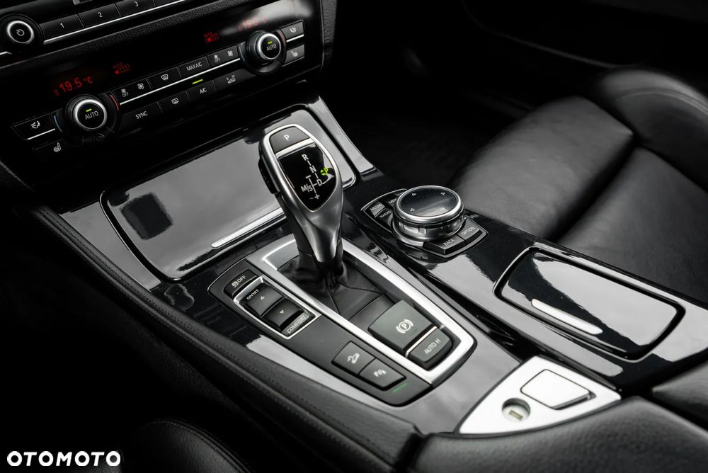 BMW Seria 5 525d xDrive Sport-Aut Modern Line - 32