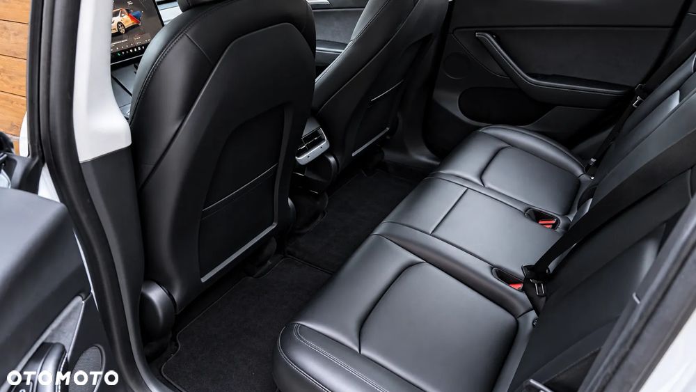 Tesla Model Y Long Range AWD - 12