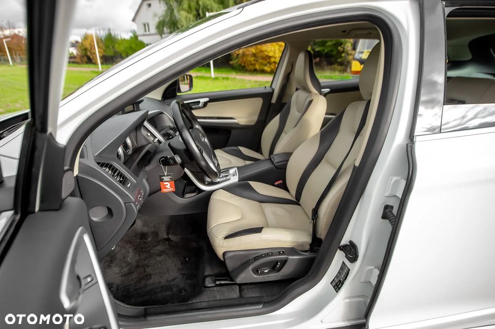 Volvo XC 60 D5 AWD Geartronic Momentum - 12