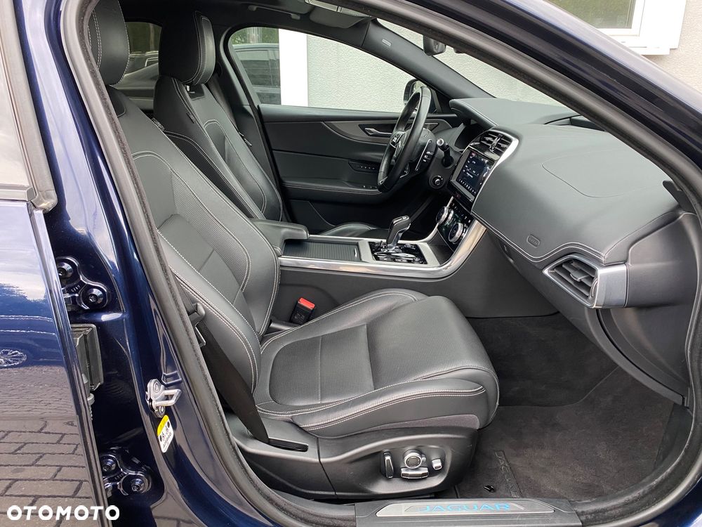 Jaguar XE P300 AWD R-Dynamic HSE - 26