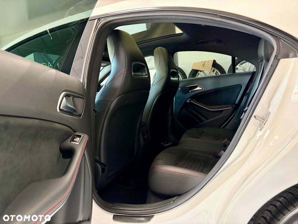 Mercedes-Benz CLA 220 4-Matic AMG Line - 31
