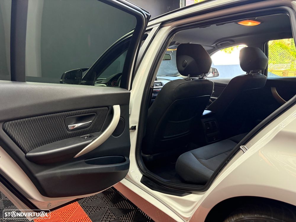 BMW 320 d Aut. Sport Line - 38