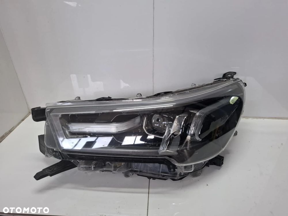 LAMPA LEWA PRZEDNIA PRZÓD TOYOTA HILUX VIII LIFT 20- FULL LED