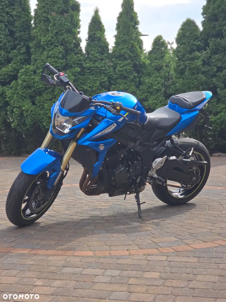 Suzuki GSR - 7
