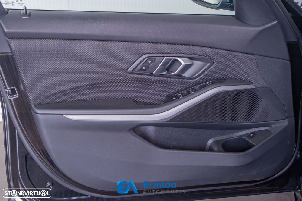BMW 330 e Auto - 32