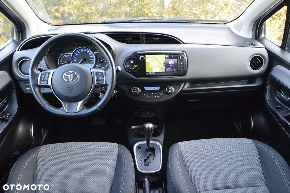 Toyota Yaris Hybrid 100 Dynamic - 31