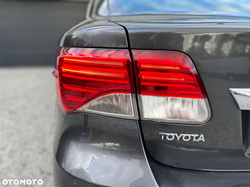 Toyota Avensis 1.8 Premium - 18