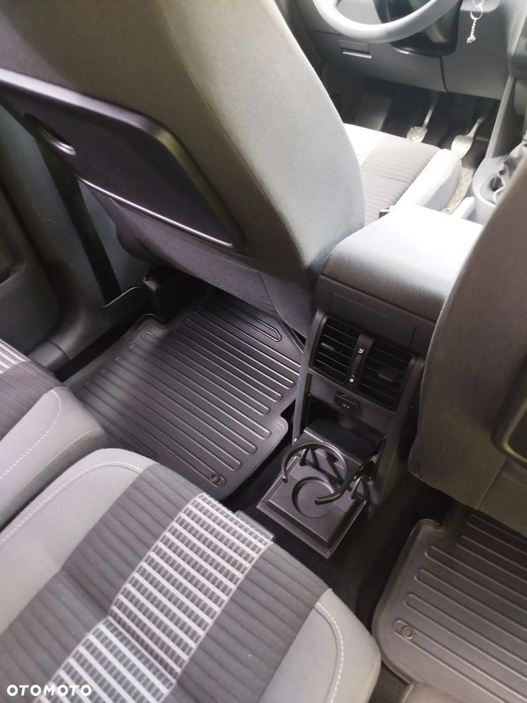Volkswagen Touran 1.6 TDI DPF BlueMot Comfortline - 18