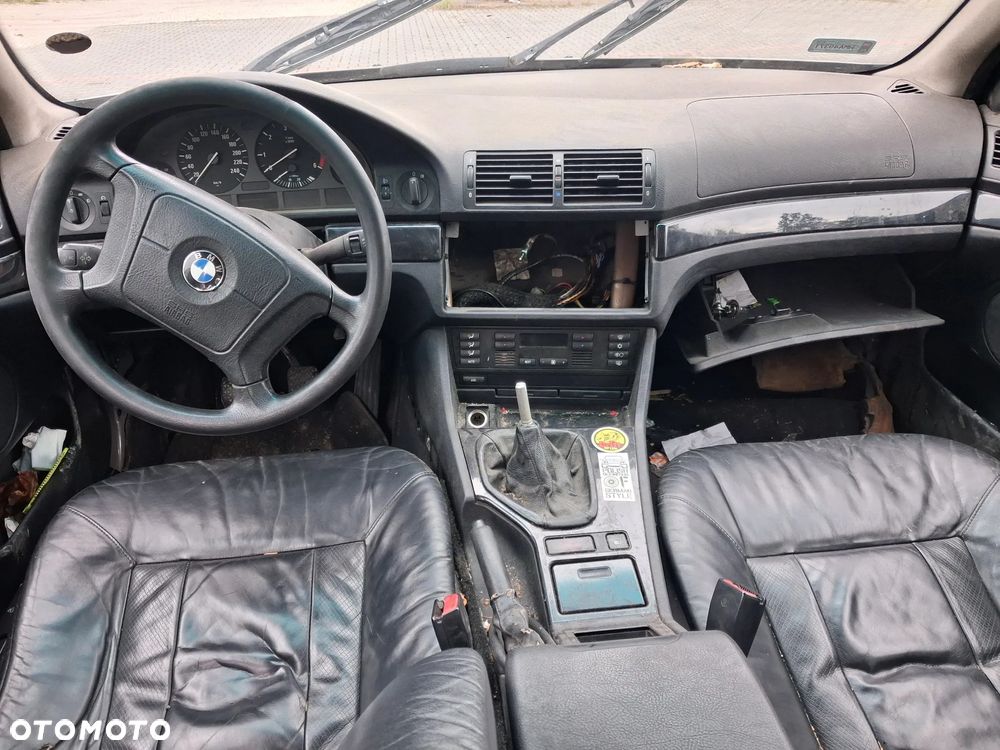 BMW 5 E39 silnik 2.5 TDS M51D25 143 KM skrzynia biegów 23001434452  S5D 2602 dyfer dyferencjał 33101428489  2,64 drzwi klapa maska zderzak błotnik Orientblau Metallic 317 alternator wtrysk przepustnica przepływomierz turbina alternator maglownica pompa wspomagania sprężarka klimatyzacji wentylator sterownik stacyjka moduł silniczek panel przewód wiązka radio konsola wyświetlacz tunel fotel fotele tapicerka skórzana skóra boczek podłokietnik szyba zwrotnica EGR chłodnica pas wzmocnienie lusterko lampa reflektor tłumik wydech halogen hak holowniczy klamka belka sanki mcperson amortyzator sprężyna felga zwrotnica blenda mikrostyk kierownica mechanizm zamek zacisk hamulcowy jarzmo klamka włącznik schowek lewarek wybierak osłona łapa poduszka zbiorniczek rura manetki kolektor pompa ABS NA CZĘŚCI wszystkie części - 7