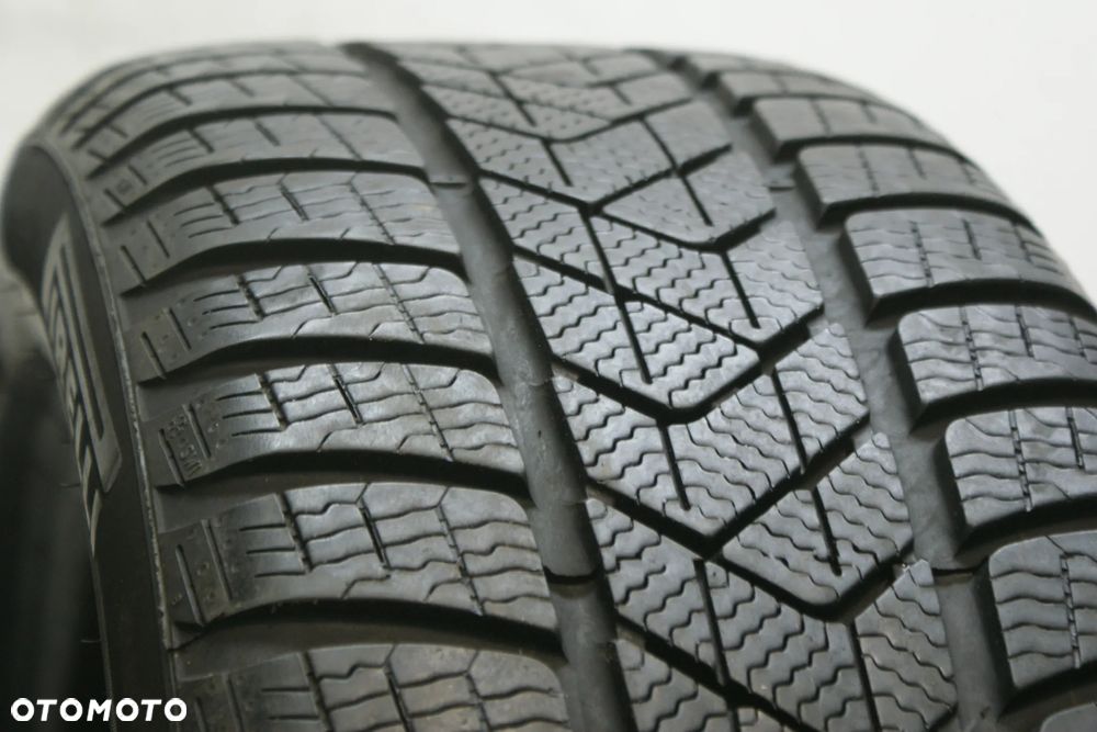 zimowe 225/50R17 PIRELLI WINTER SOTTOZERO 3 , 6,4mm 2024r B4052 - 2