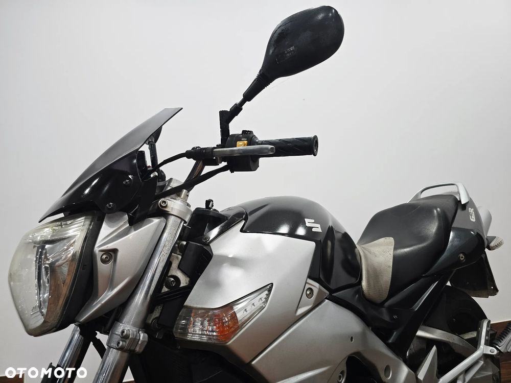 Suzuki GSR - 4