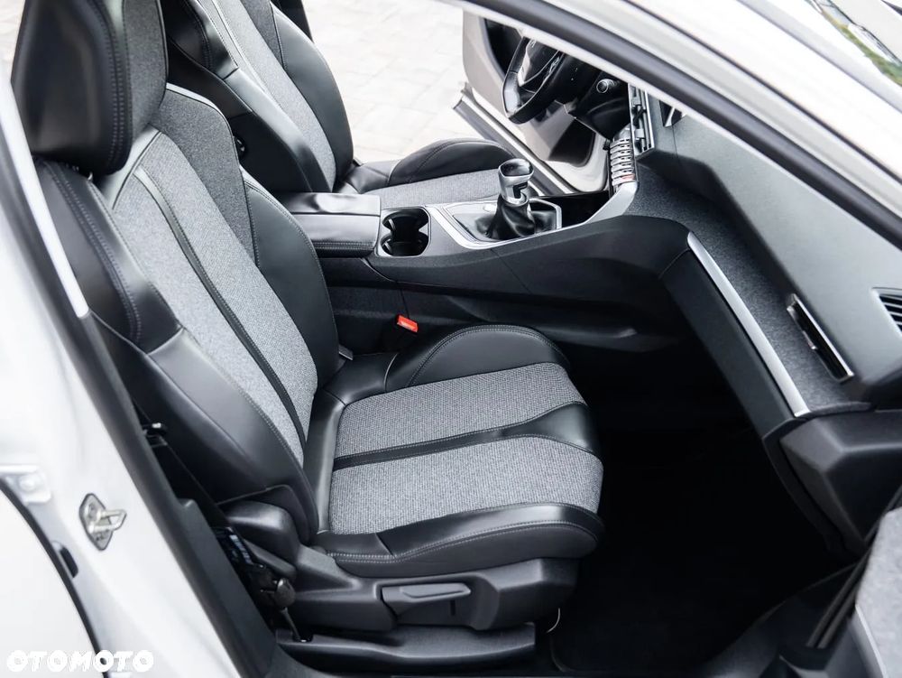 Peugeot 3008 PureTech 130 Stop & Start GPF Allure - 29