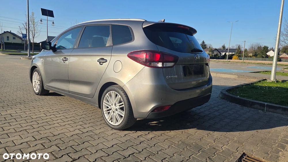 Kia Carens - 10
