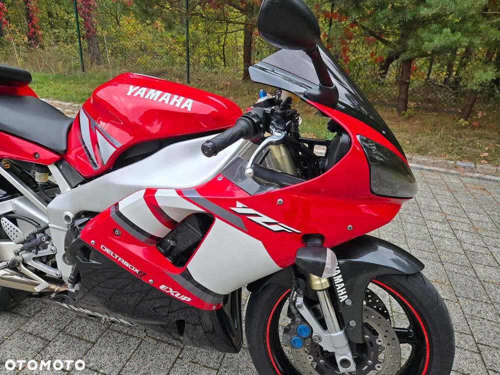 Yamaha R1 - 25