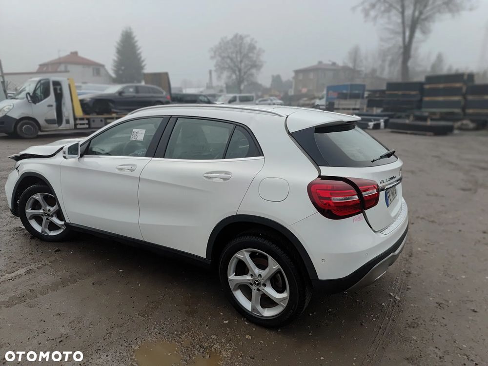 Mercedes-Benz GLA - 21