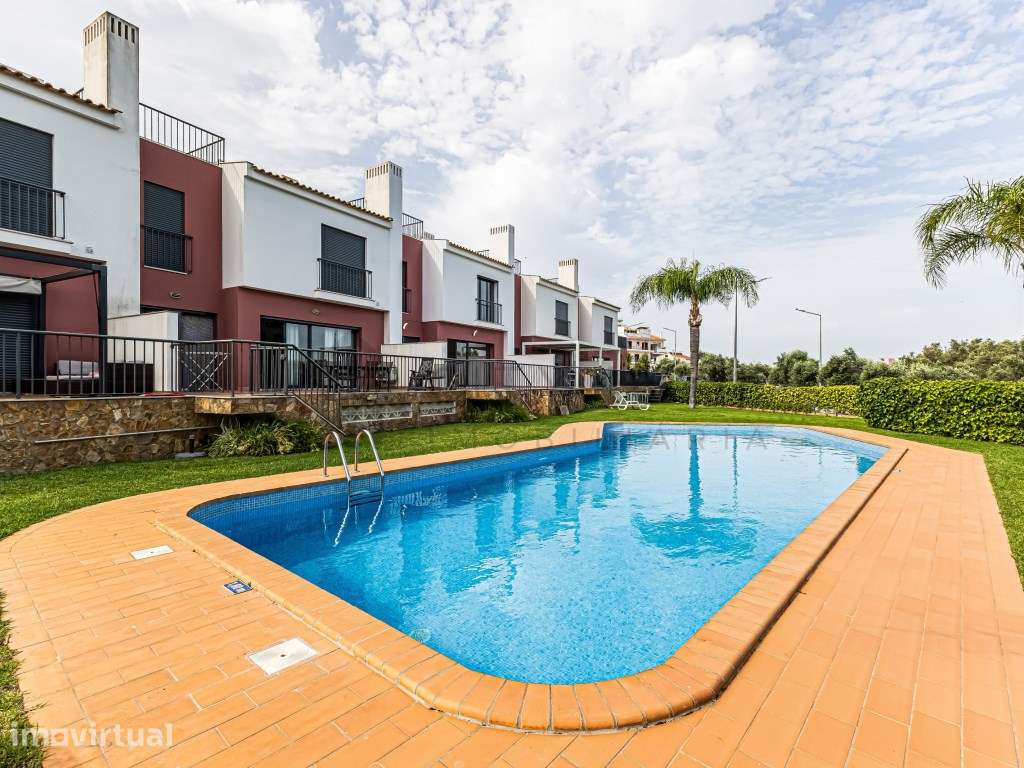 Moradia Duplex com 3 quartos, garagem e piscina - Grande imagem: 2/39