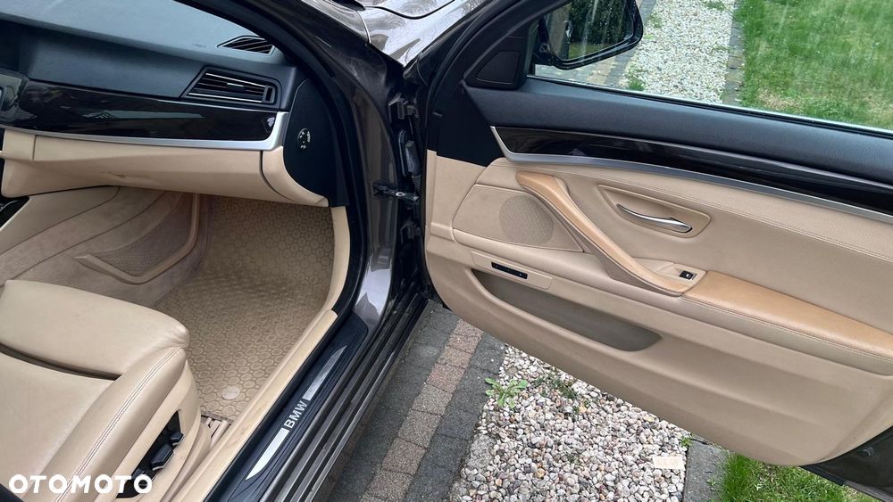 BMW Seria 5 525d xDrive - 28