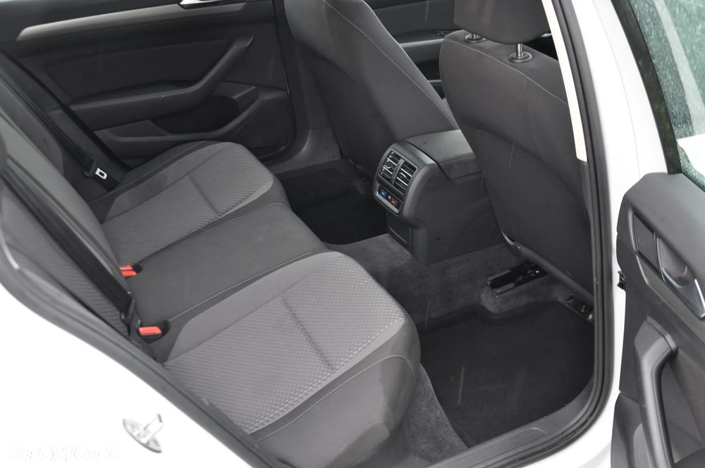 Volkswagen Passat 2.0 TDI SCR Comfortline - 25
