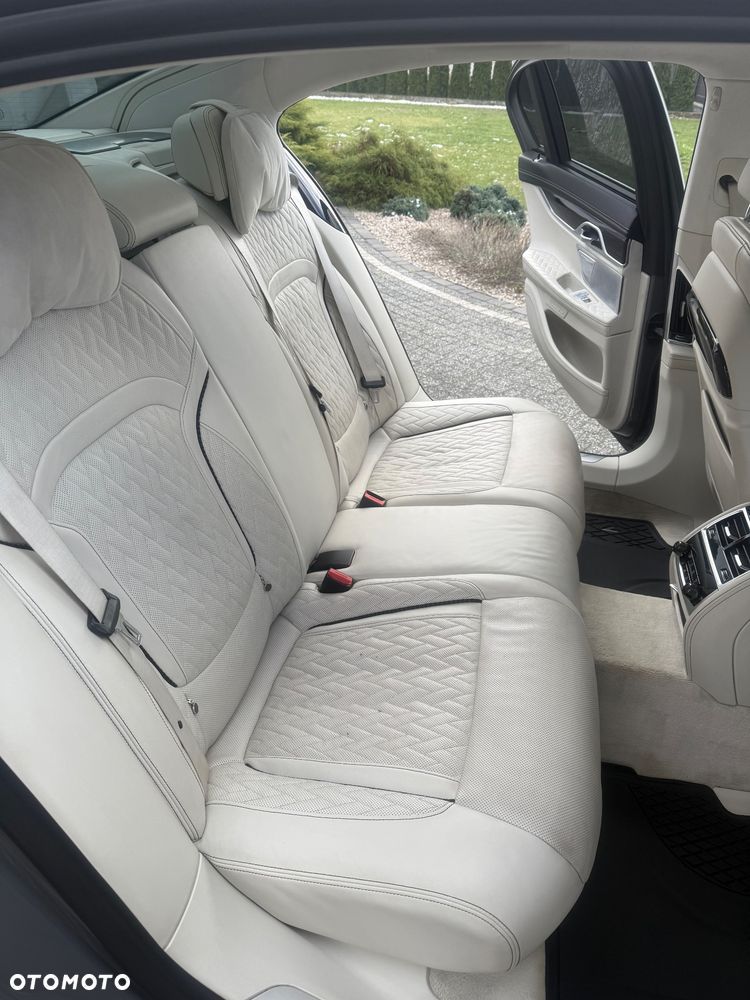 BMW Seria 7 750i xDrive - 8