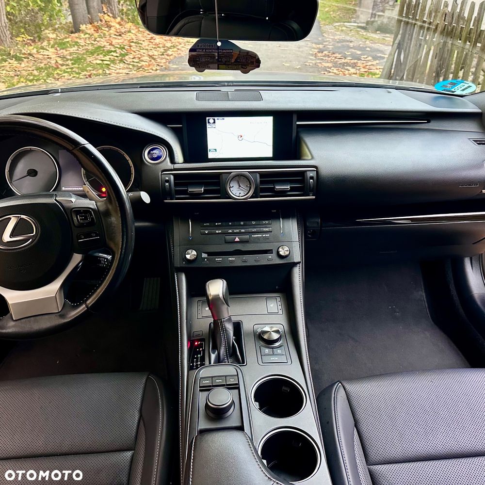 Lexus RC 300h - 26