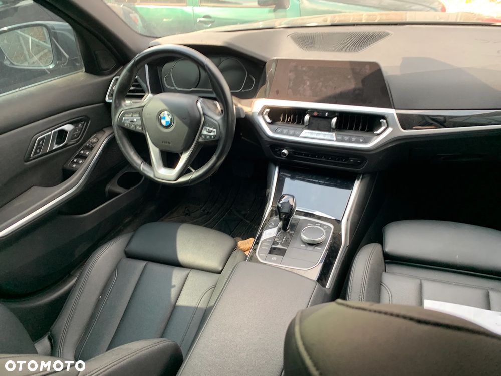 BMW Seria 3 330i xDrive - 14